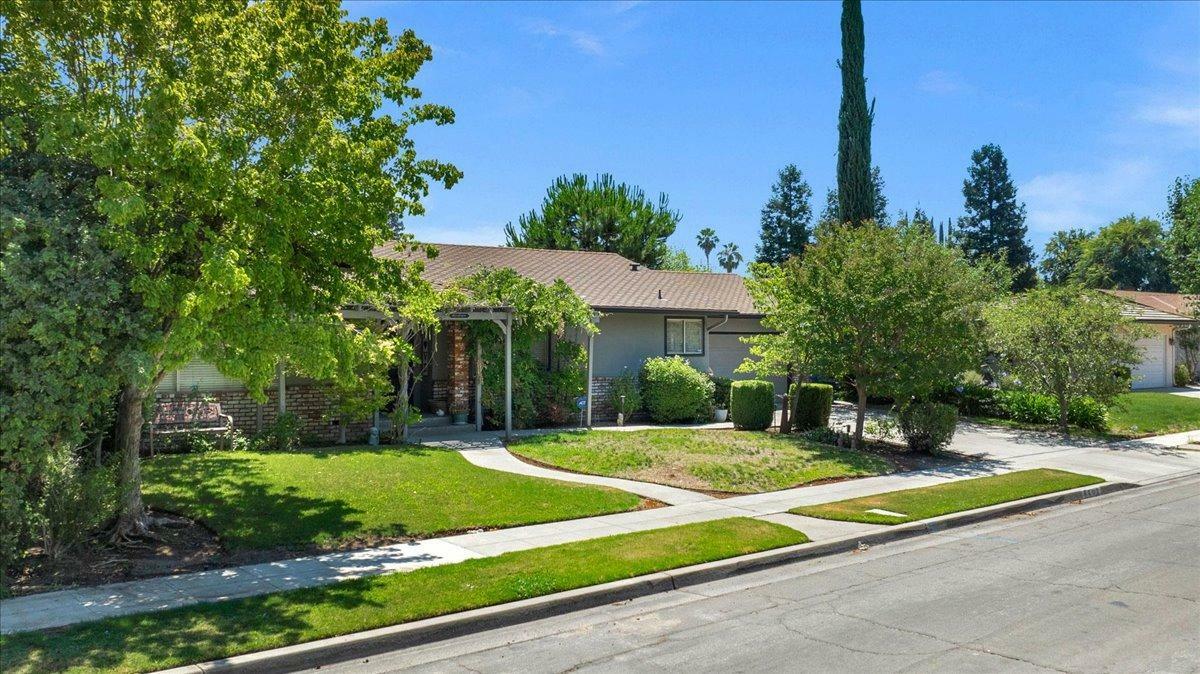 Property Photo:  6602 N West Avenue  CA 93711 