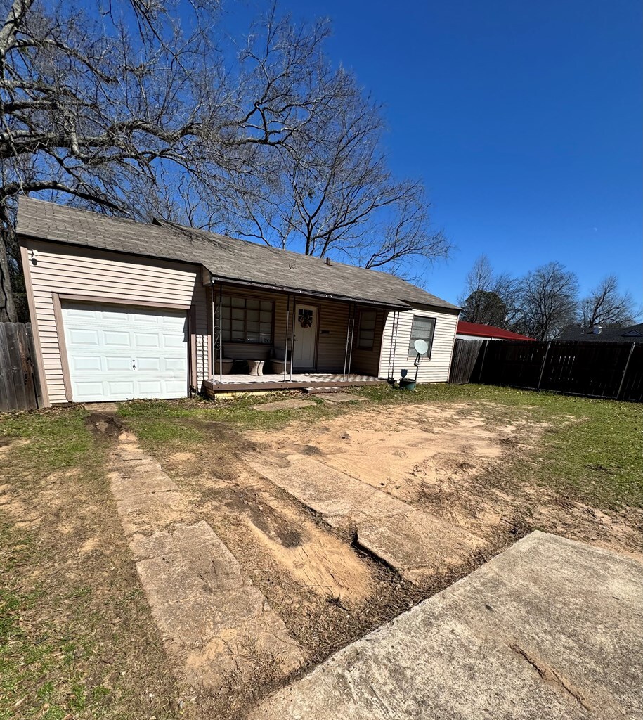 Property Photo:  701 E. Pinecrest  TX 75672 