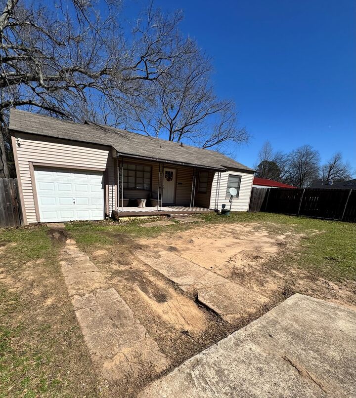 Property Photo:  701 E. Pinecrest  TX 75672 
