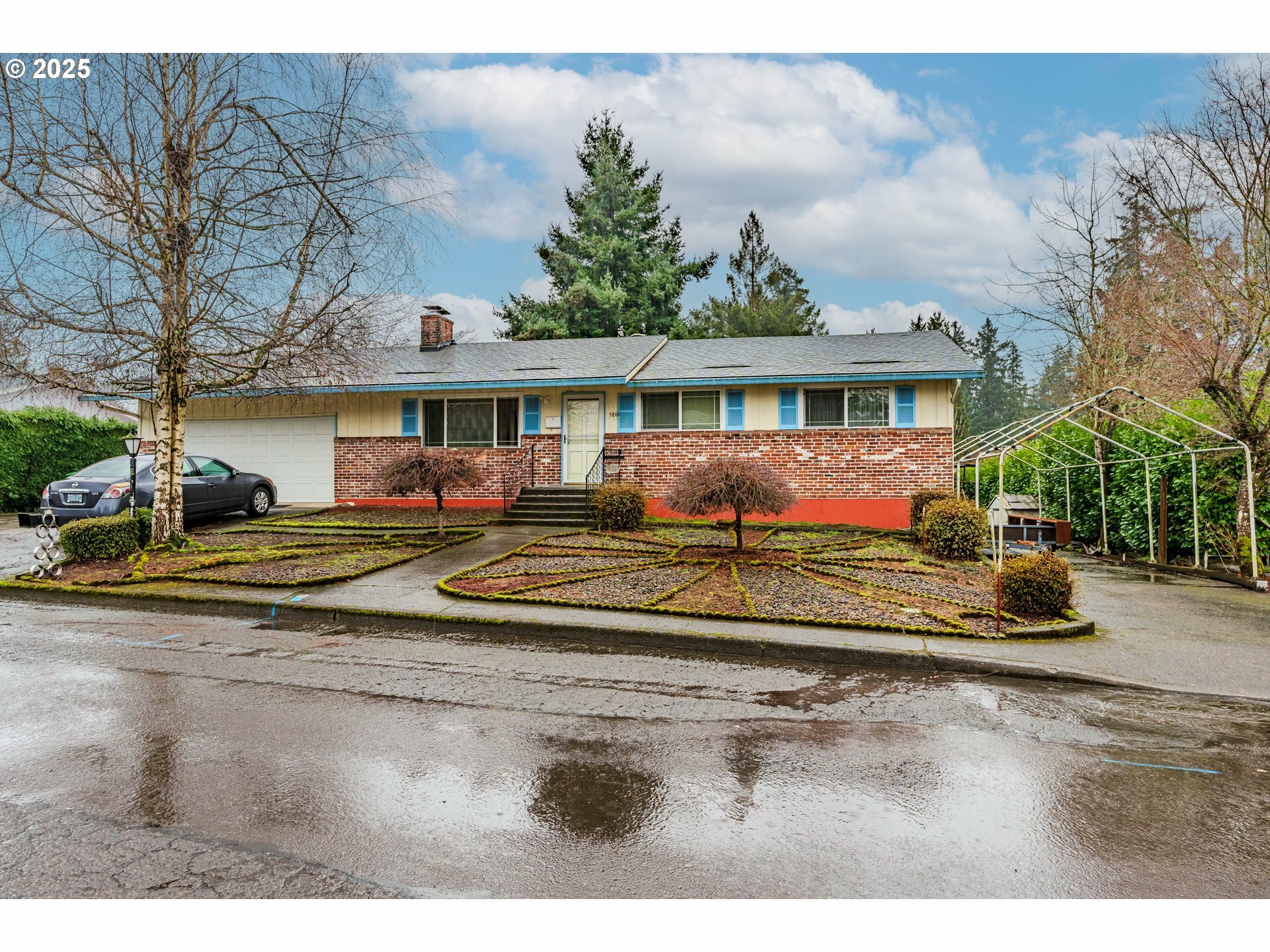 Property Photo: 5866 SE Lloyd St OR 97222