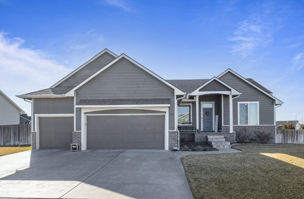 Property Photo:  2827 N Eagle St  KS 67226 