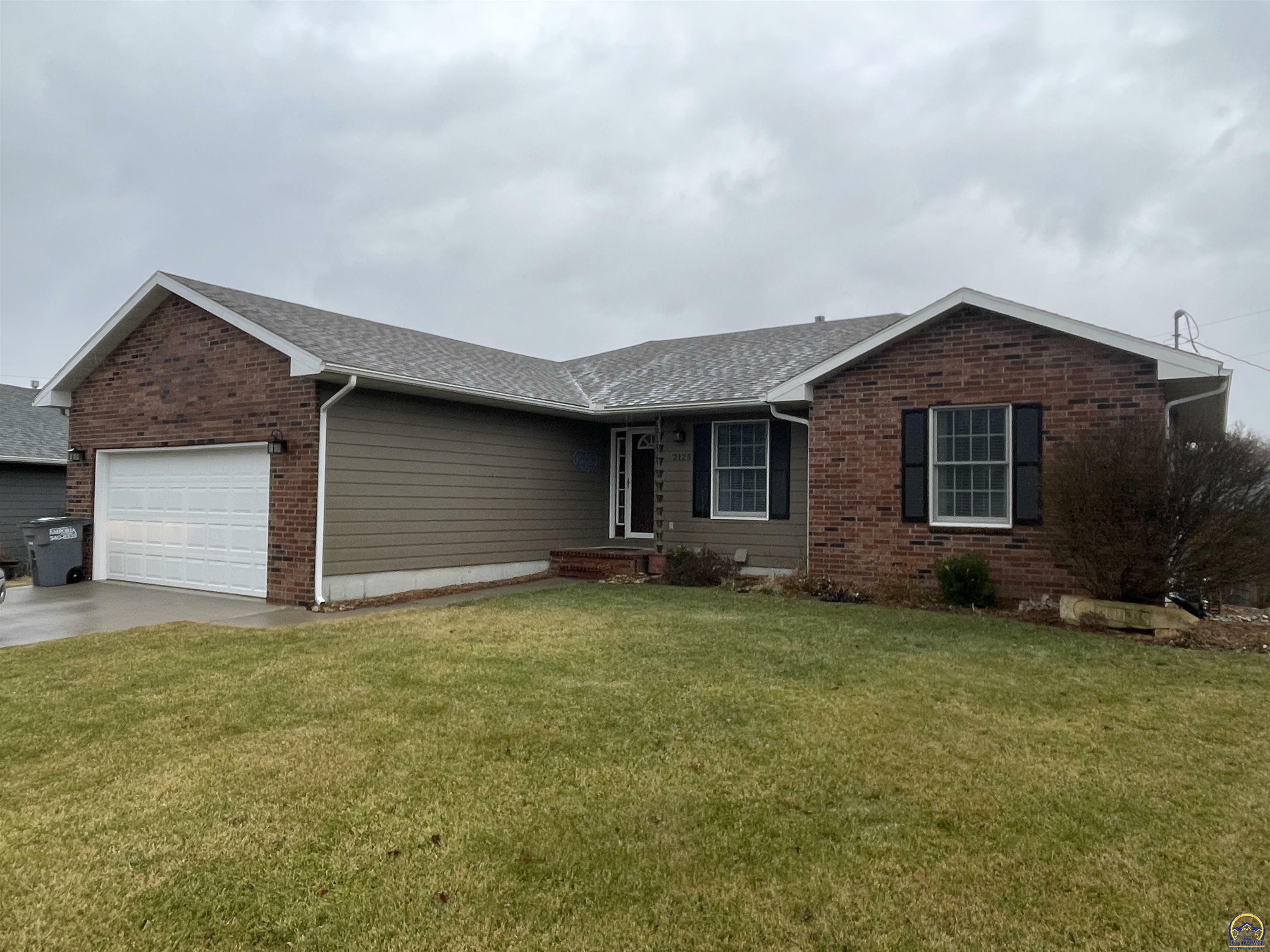 Property Photo: 2125 E Bayshore Ct KS 66801-5983
