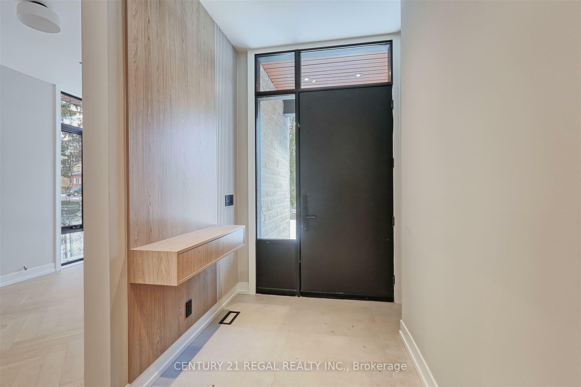 Property Photo: 1230 Lakebreeze Drive ON L5G 3W6