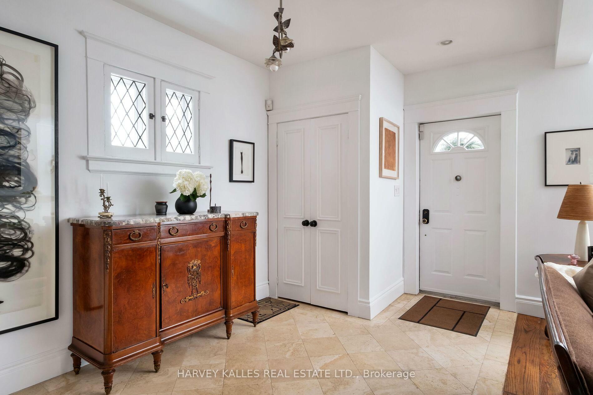 Photo de la propriété: 296 Glen Road ON M4W 2X3