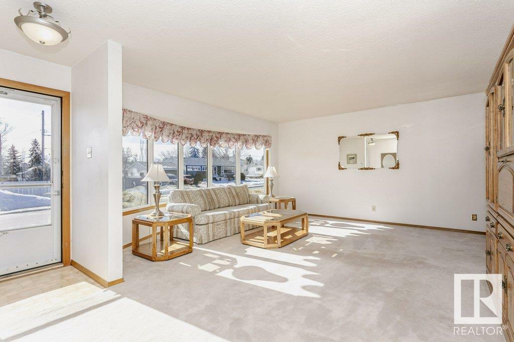 Photo de la propriété:  7612 75 Avenue NW  AB T6C 0G3 