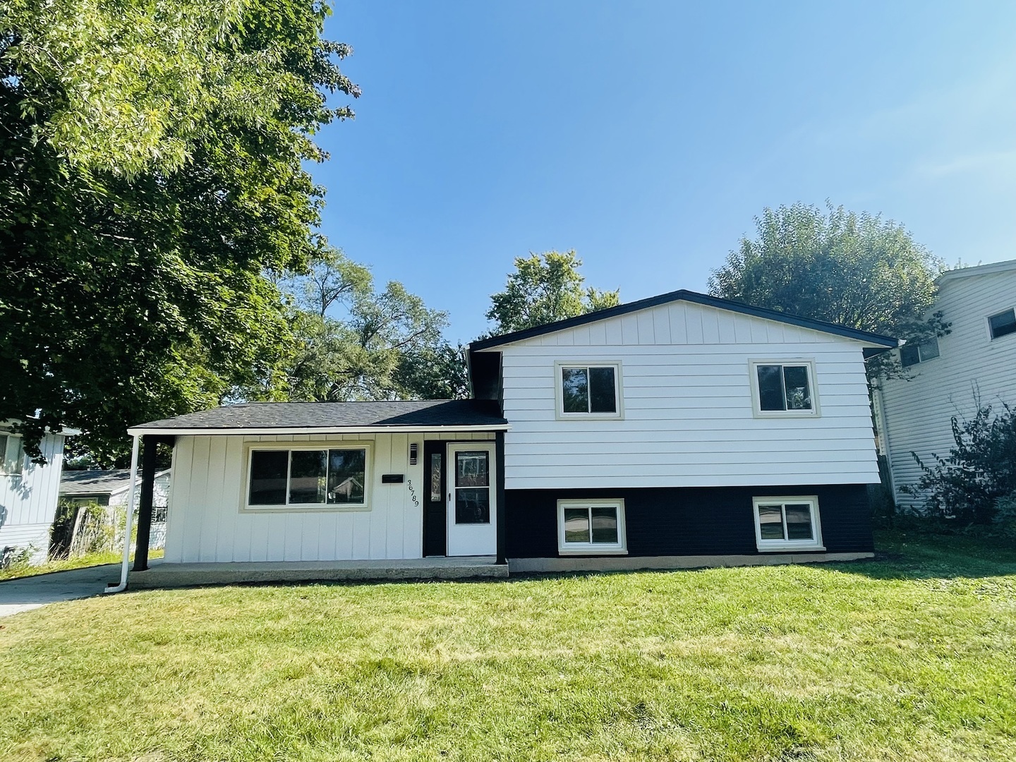 Property Photo: 36789 N Grandwood Drive IL 60031
