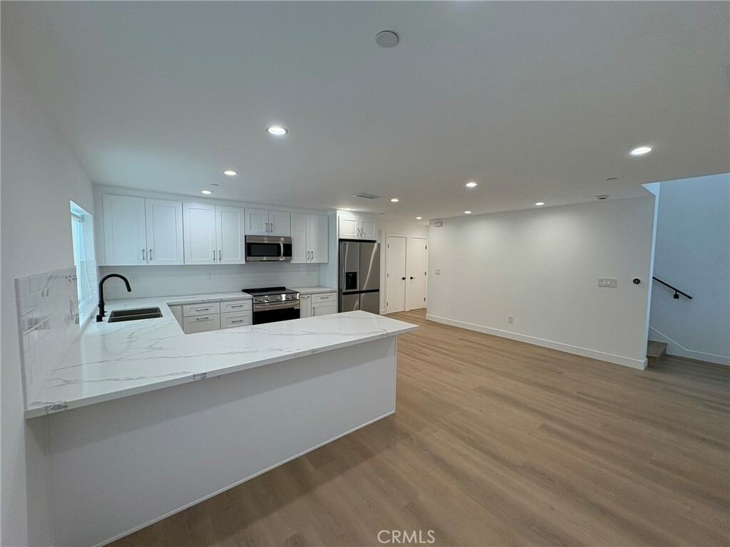 Property Photo:  14167 Calvert Street  CA 91401 