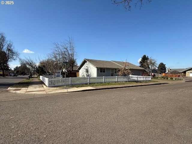 Property Photo: 4117 Jessen Dr OR 97402