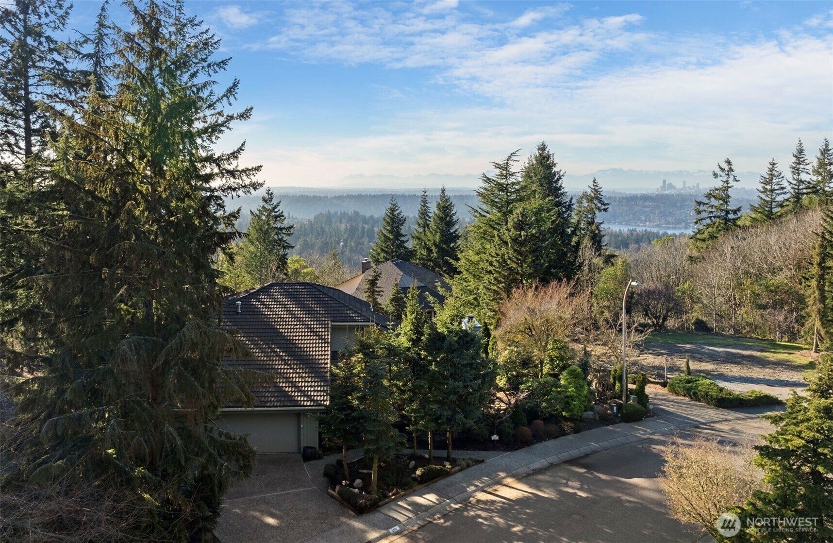 Property Photo:  5001  136th Place SE  WA 98006 