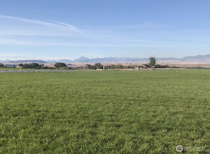 Property Photo:  650  Edge Bluff Loop  WA 98926 