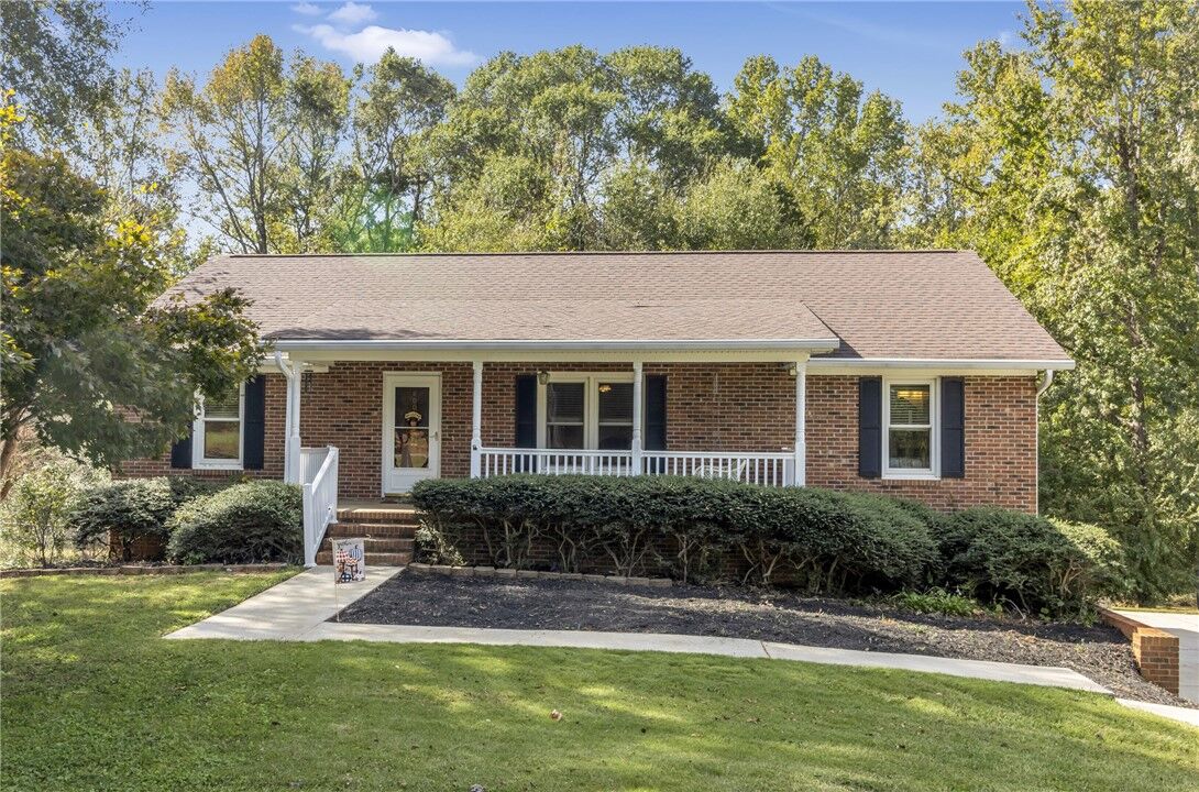 Property Photo:  400 Quail Run Circle  SC 29644 