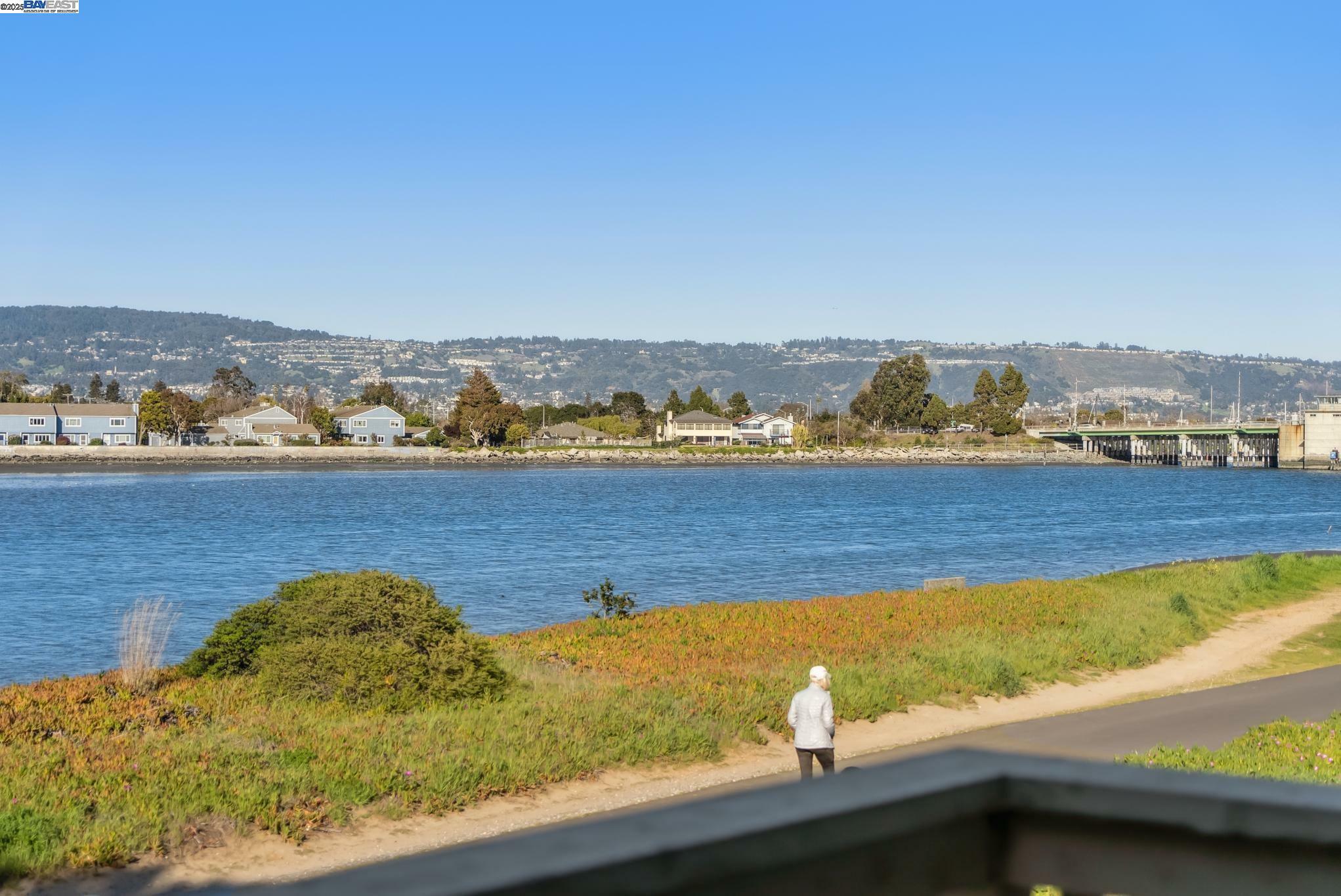 9 Palm Beach Ln  Alameda CA 94502 photo
