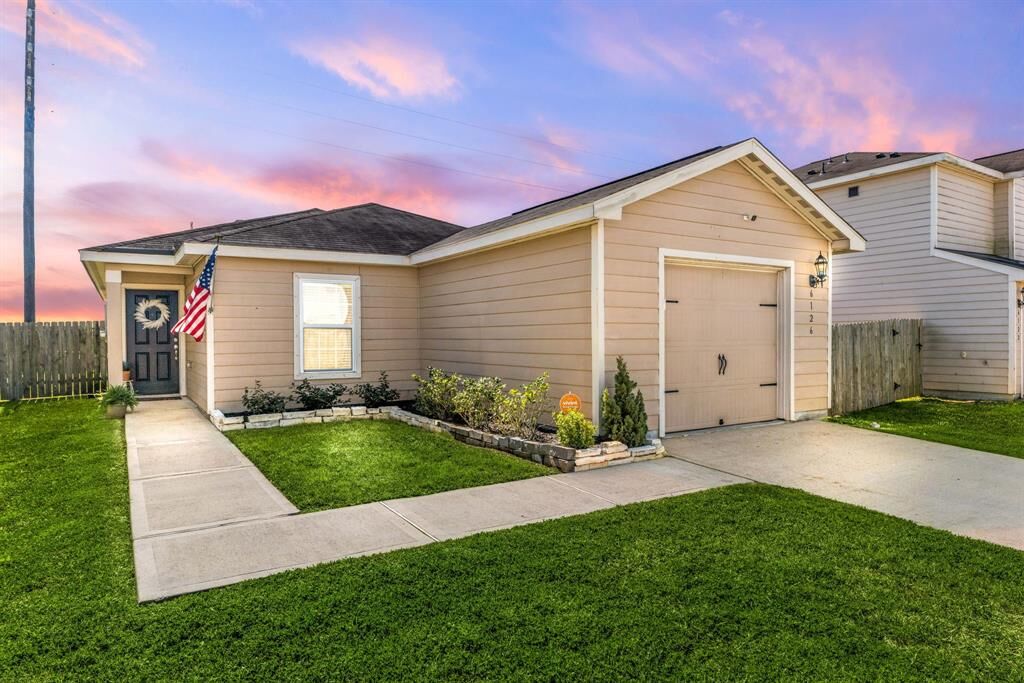 Property Photo: 6126 Hidden Cove Road TX 77523
