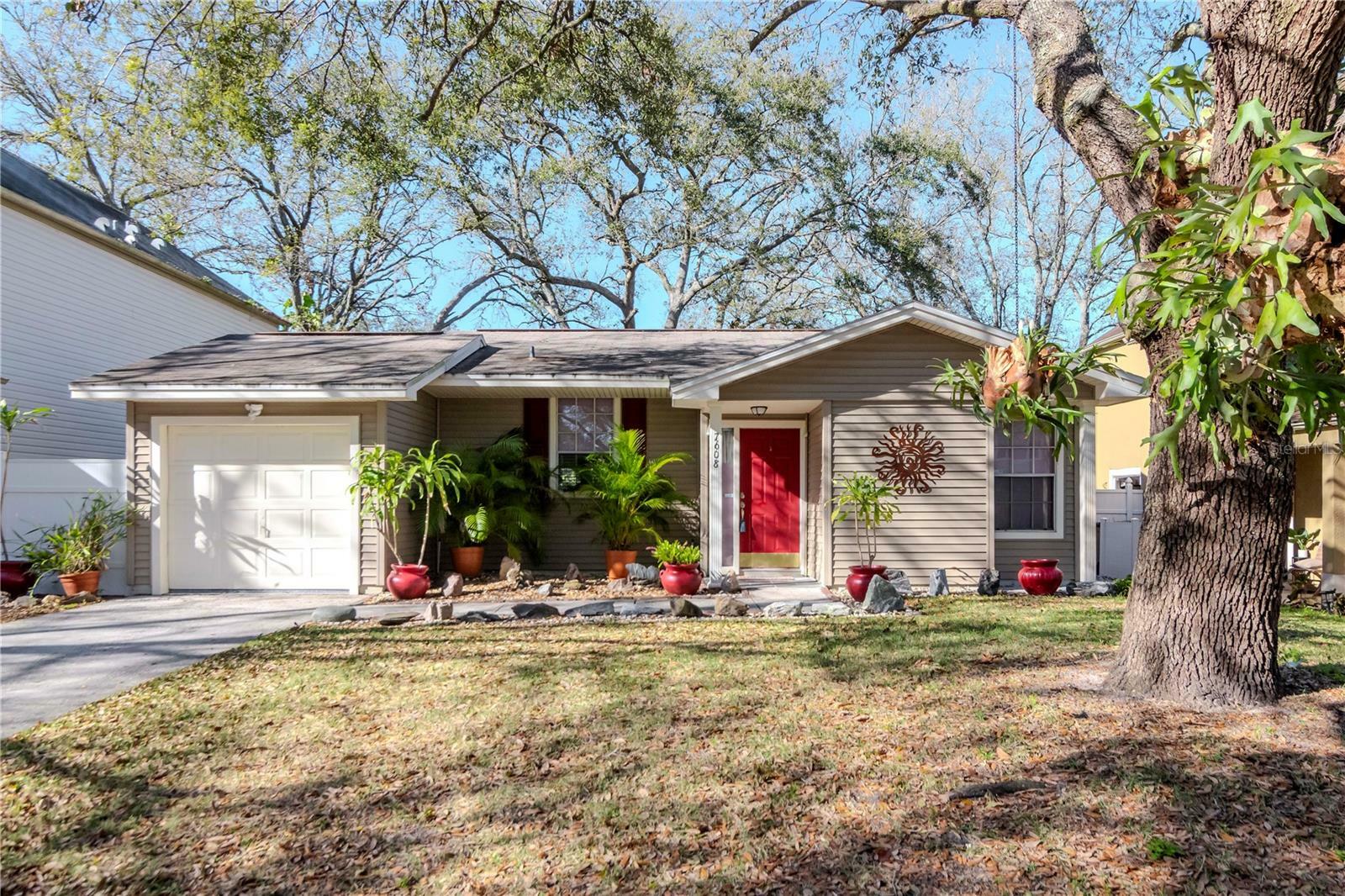 Property Photo:  7608 Glades Ct  FL 33637 