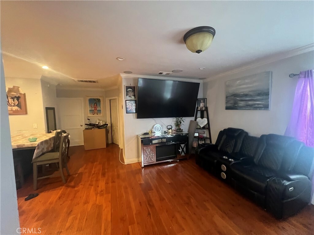 Property Photo: 422 E 81st Street CA 90003