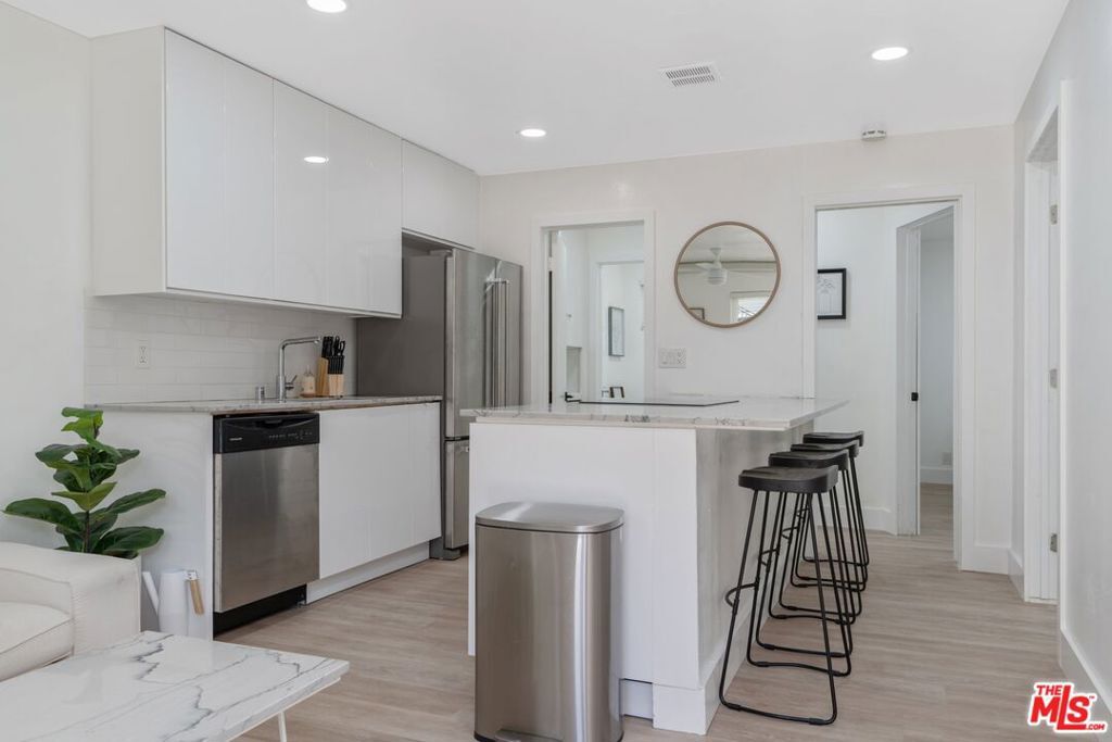 Property Photo:  1525 E 2nd Street 5  CA 90802 