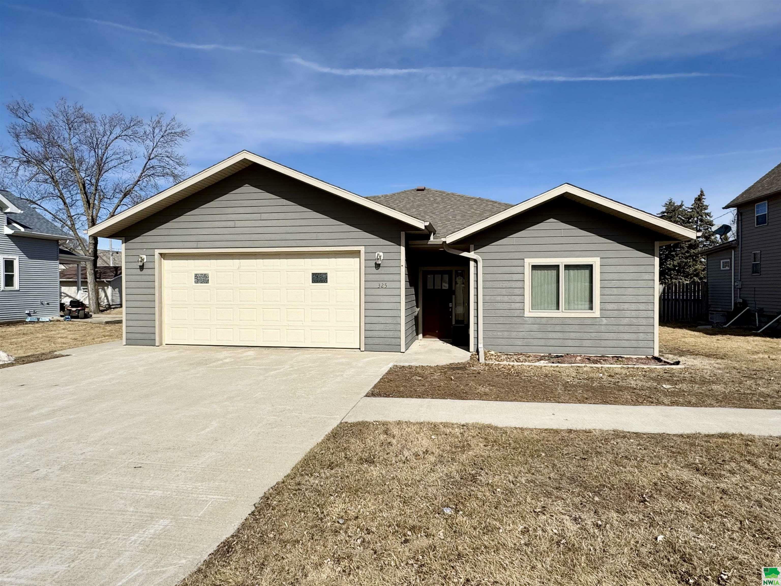 Property Photo:  325 Pine Street  IA 51008 