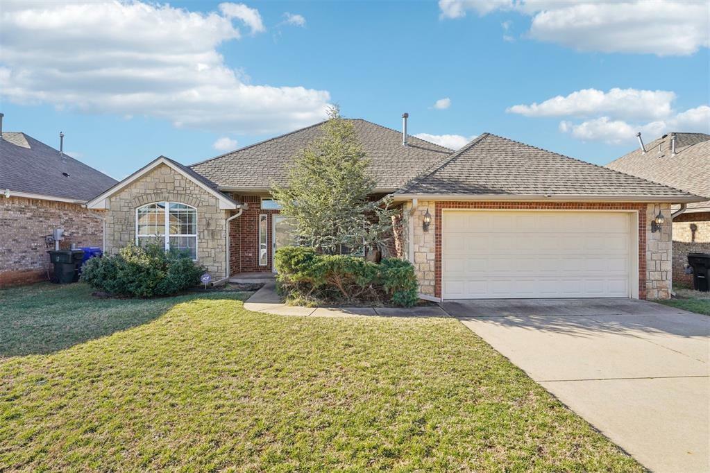 Property Photo: 1116 Glen Eagles Court OK 73072