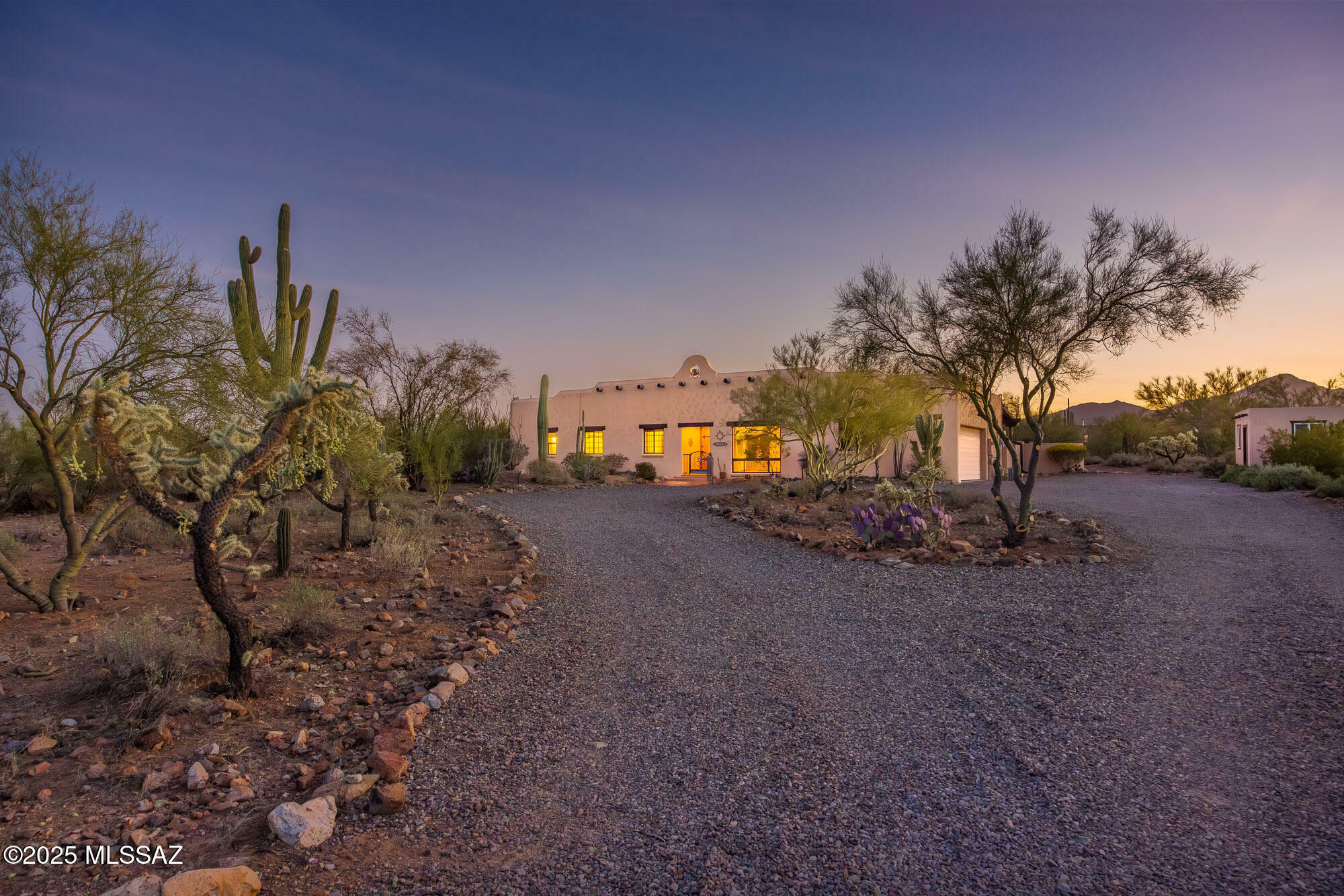 Property Photo:  5981 W Bridle Way  AZ 85743 