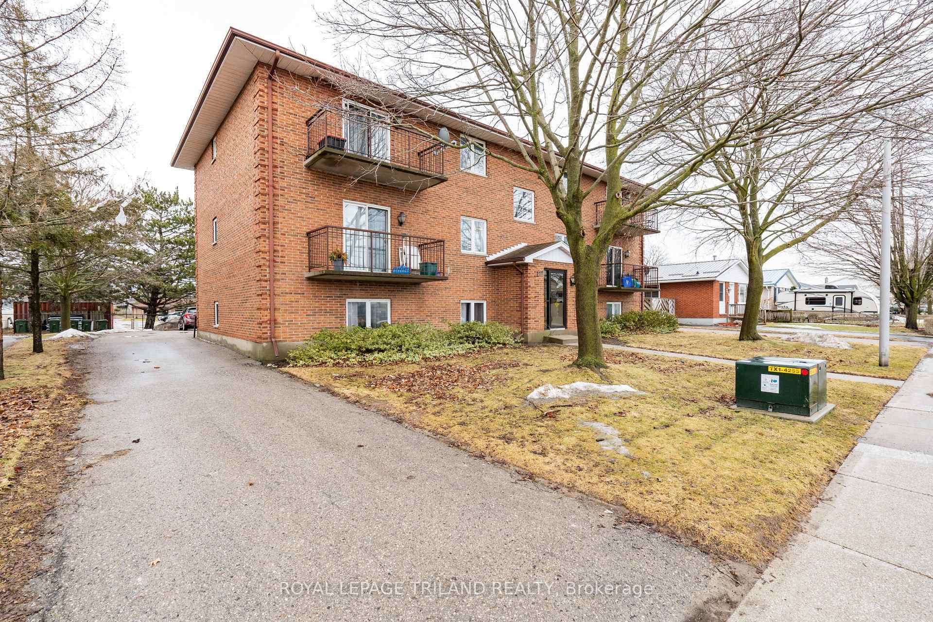Photo de la propriété:  221 Highview Dr  ON N5R 5H6 