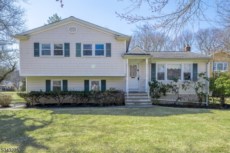 Property Photo:  4 Bromley Ct  NJ 07974 