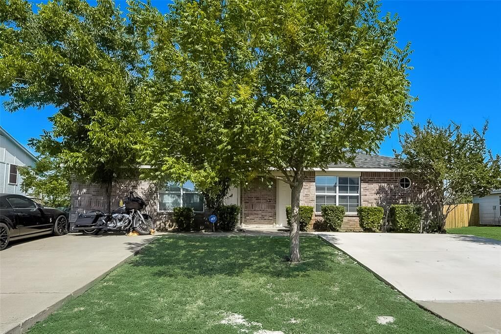 Property Photo: 303 Kings Way Drive B TX 76063