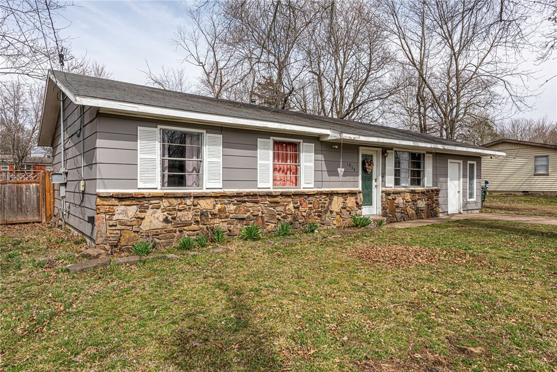 Property Photo: 1934 E Helen Street AR 72701