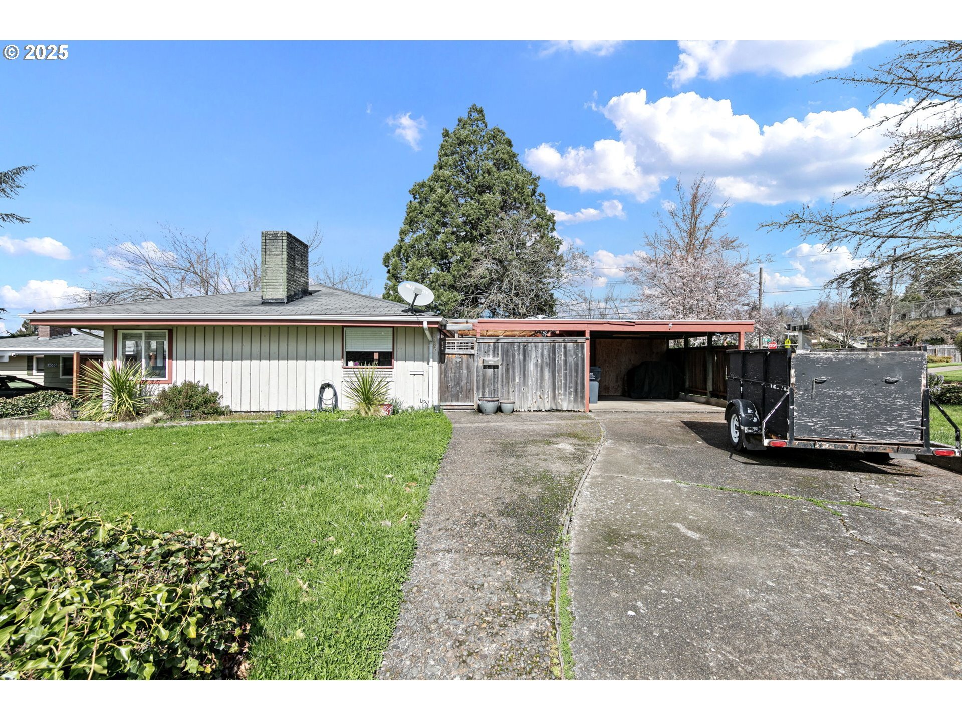 Property Photo:  1085 Cannon Ct  OR 97405 