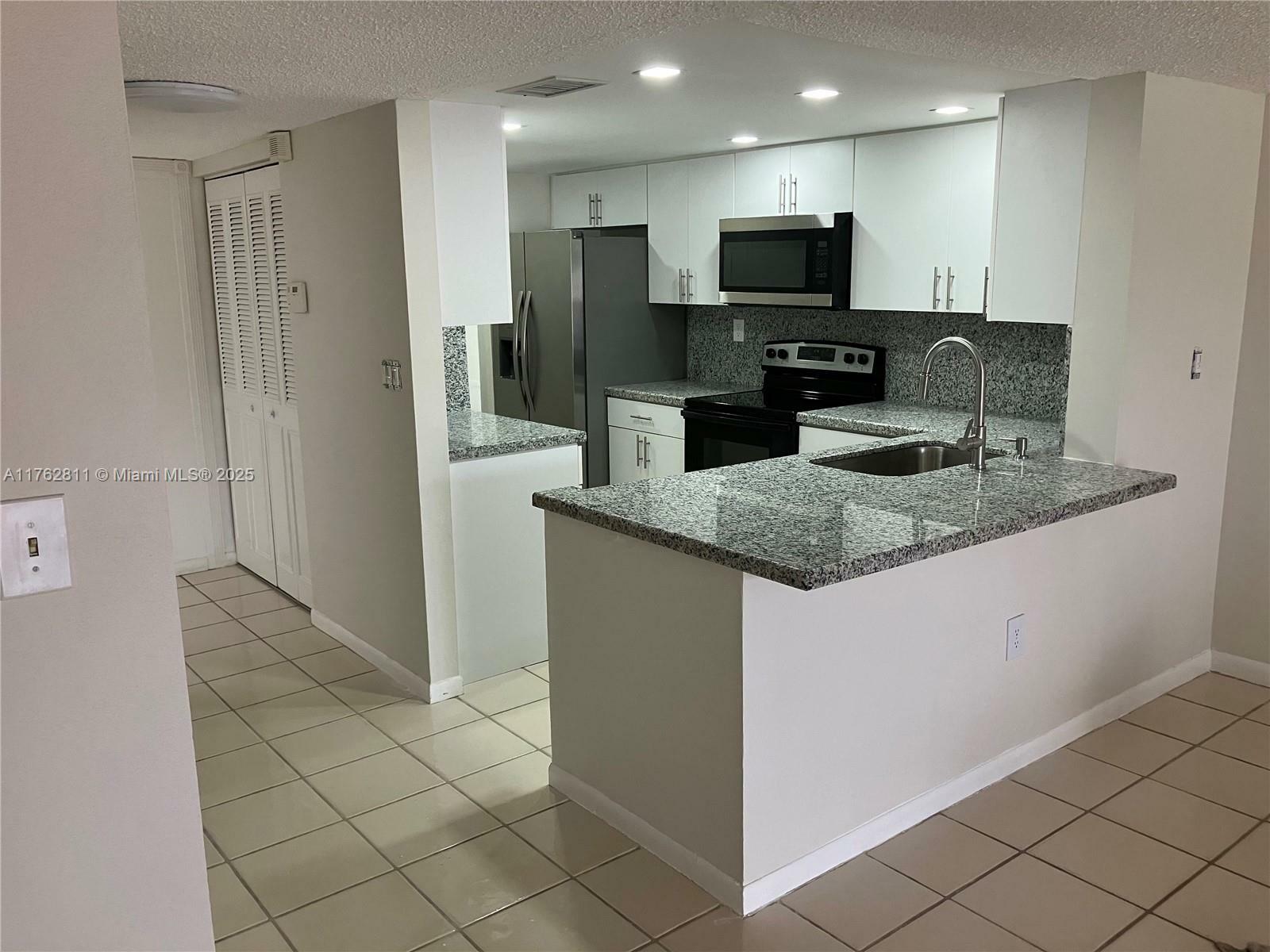 10695 SW 76th Ter  Miami FL 33173 photo