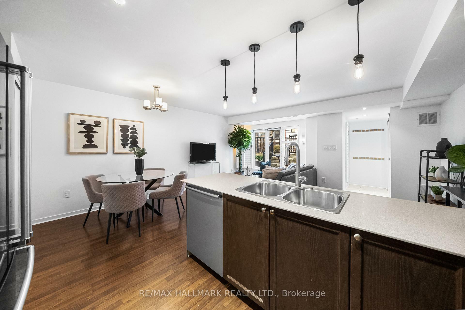 Photo de la propriété:  23 Roblin Avenue  ON M4C 3P7 