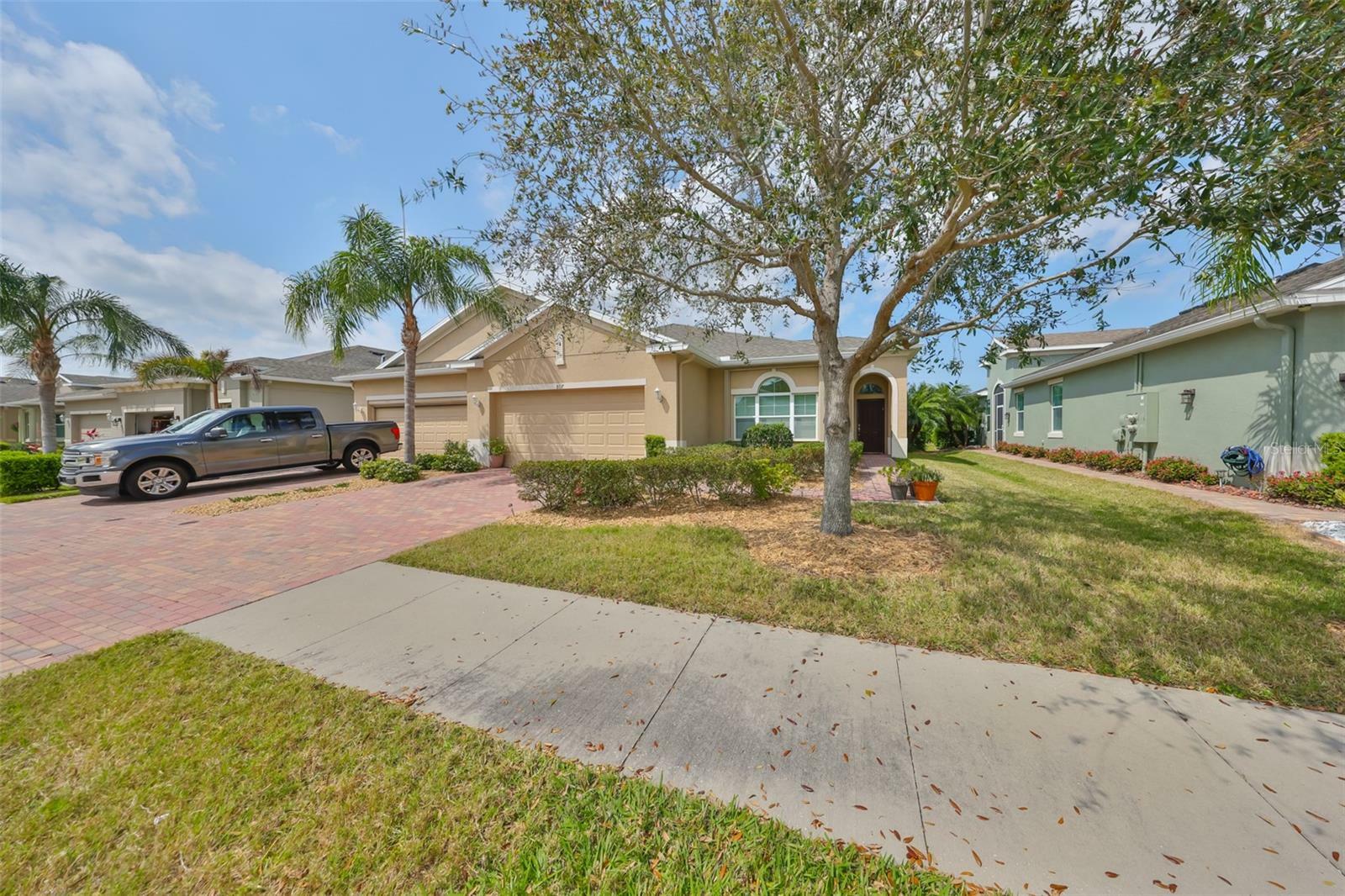 Property Photo:  807 Chipper Drive  FL 33573 