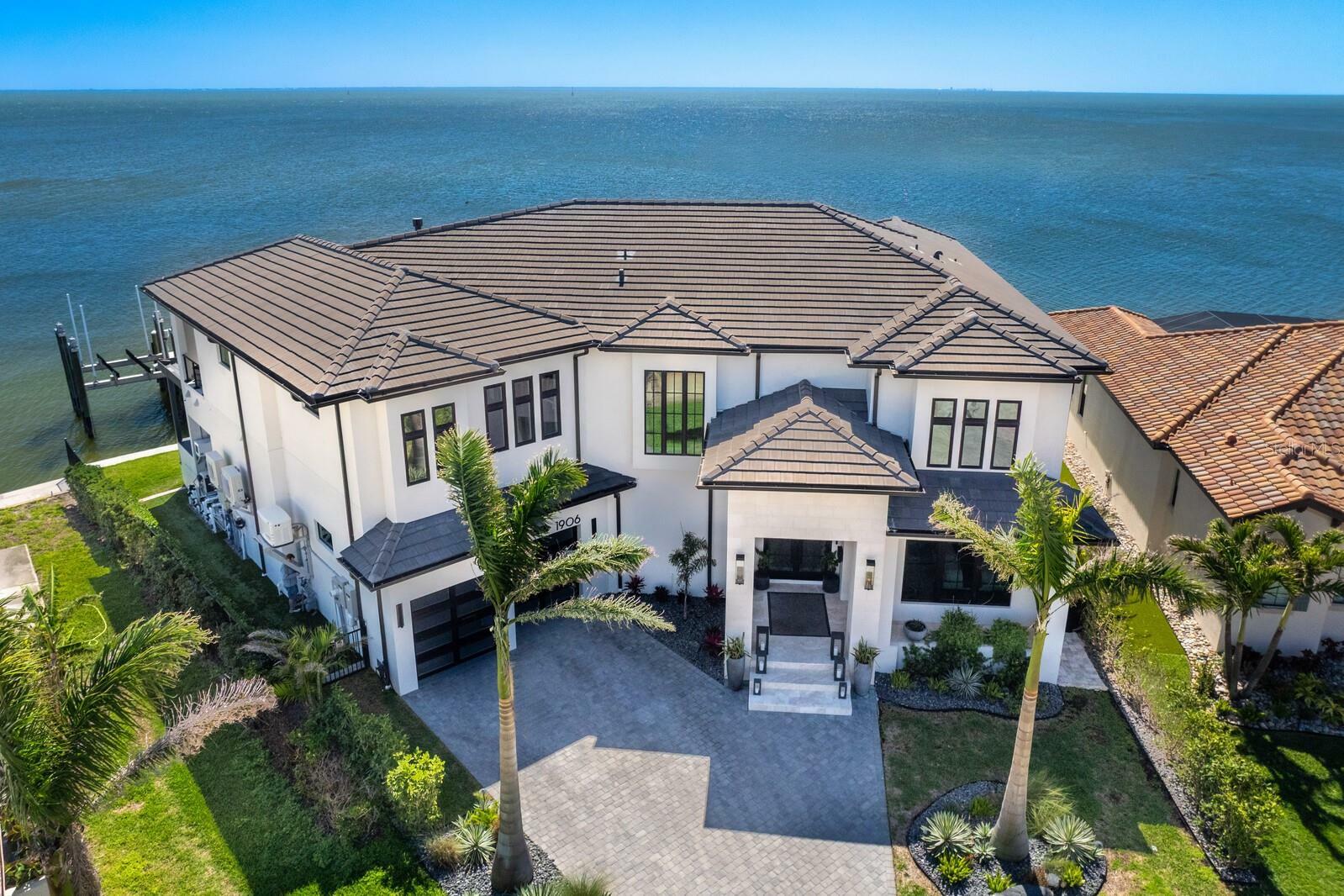 Property Photo: 1906 Carolina Avenue NE FL 33703
