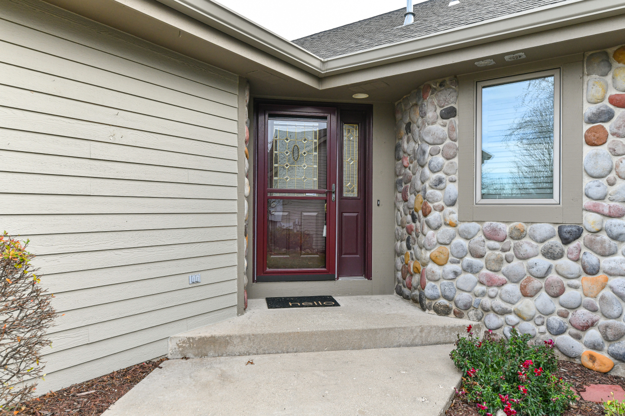 Property Photo: 482 Oak Ridge Dr 1 WI 53029