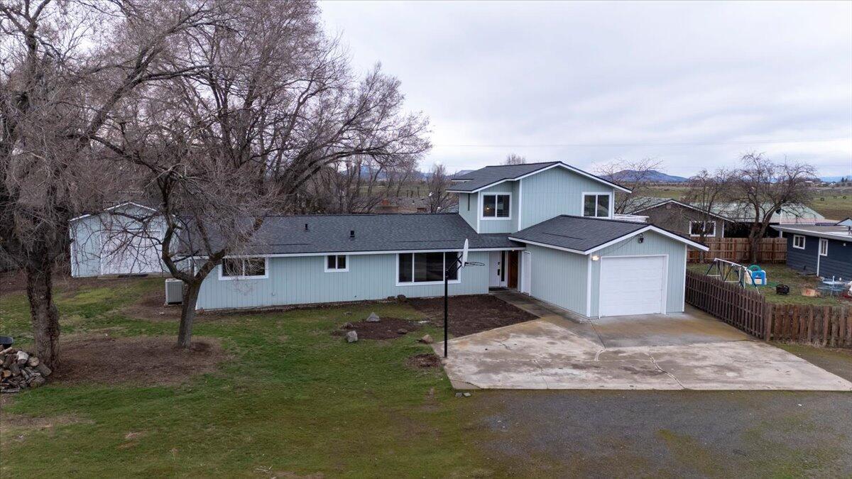 Property Photo: 1043 NW Golf Course Drive OR 97741