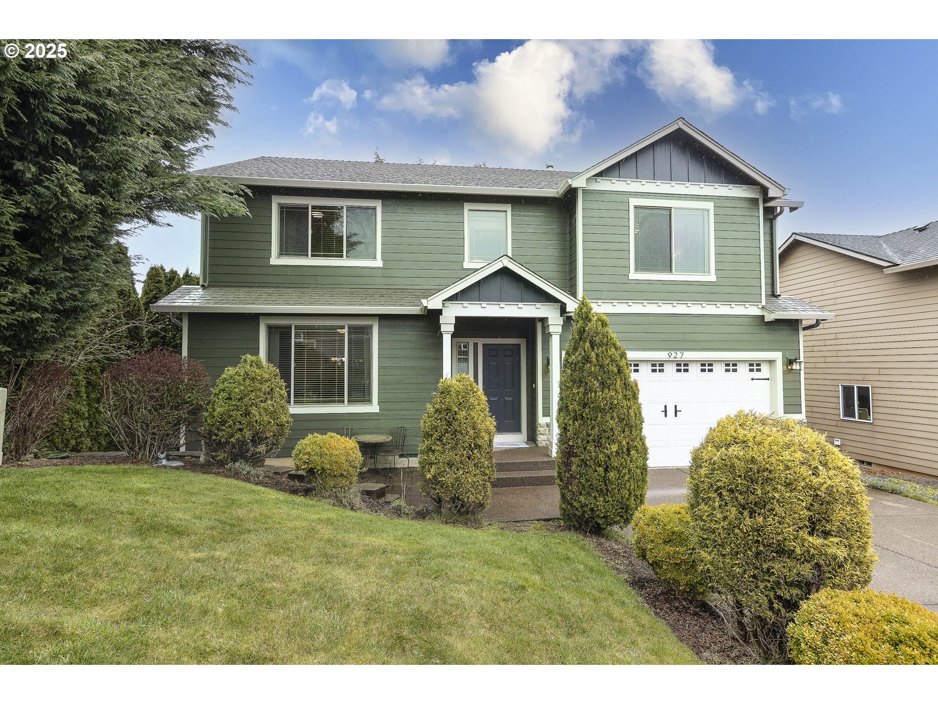 Property Photo: 927 Alina Ave OR 97306