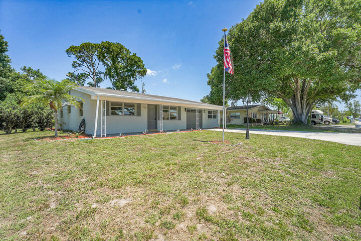 Property Photo:  302 W Arbor Avenue  FL 34952