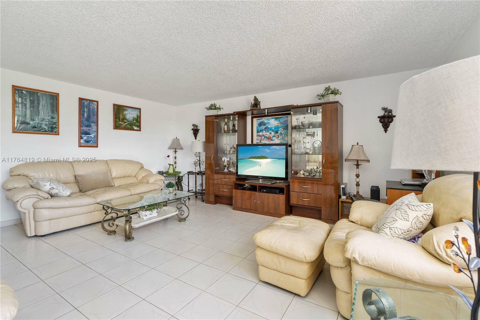 Property Photo: 20401 NE 30th Ave 416-8 FL 33180