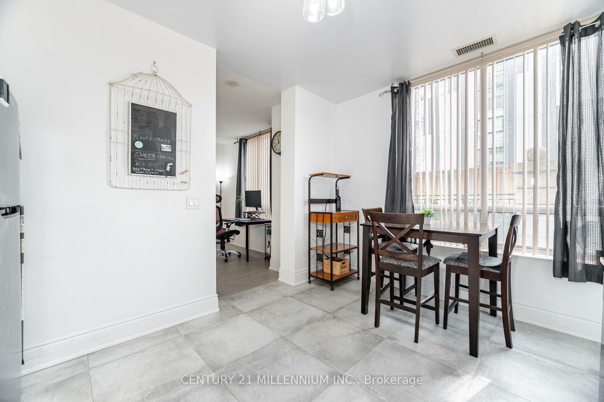 Property Photo:  5233 Dundas Street W 118  ON M9B 6M1 