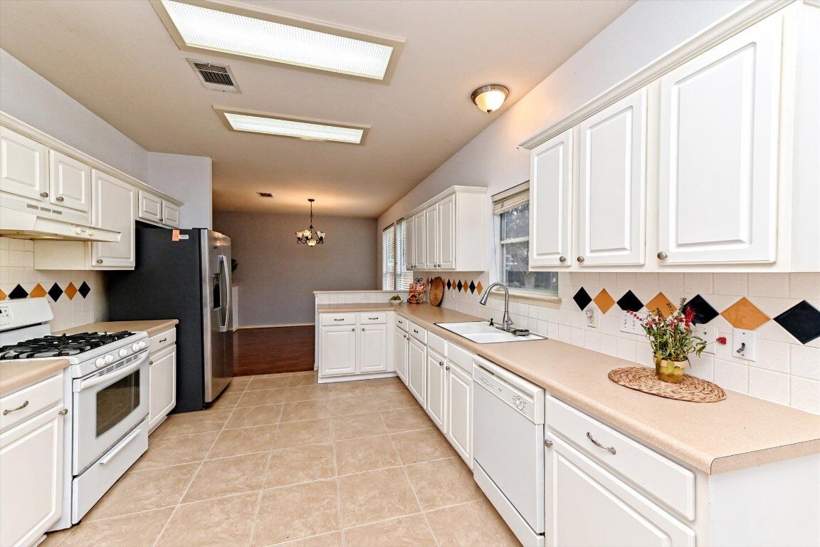 Property Photo: 4437 Chickasaw Court TX 78749