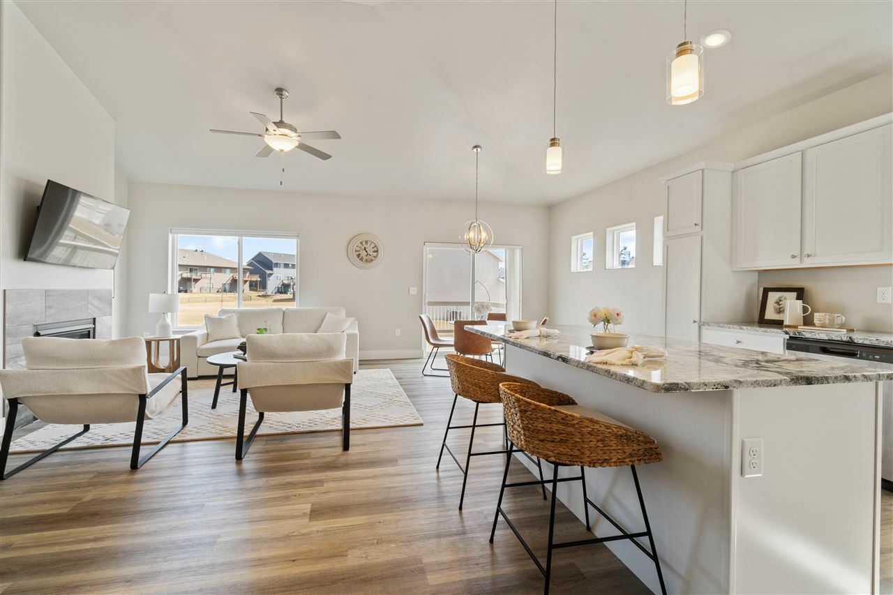 Property Photo: 1120 Leann Circle IA 52317
