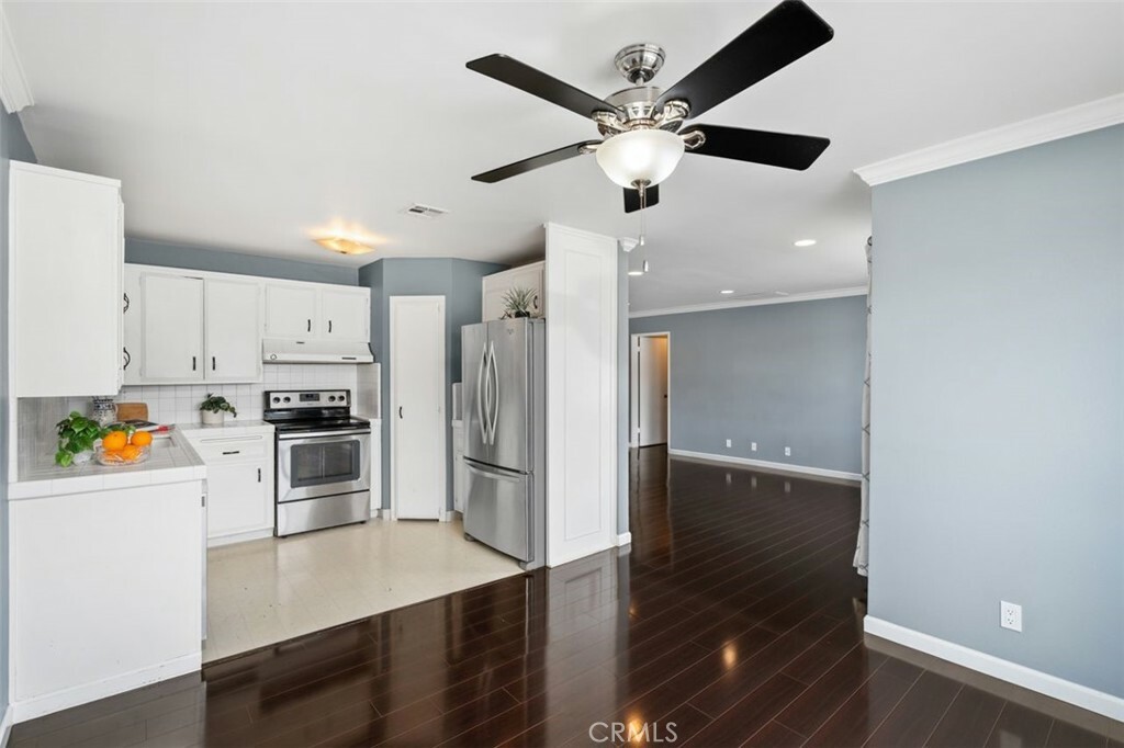Property Photo: 18611 Collins Street E26 CA 91356