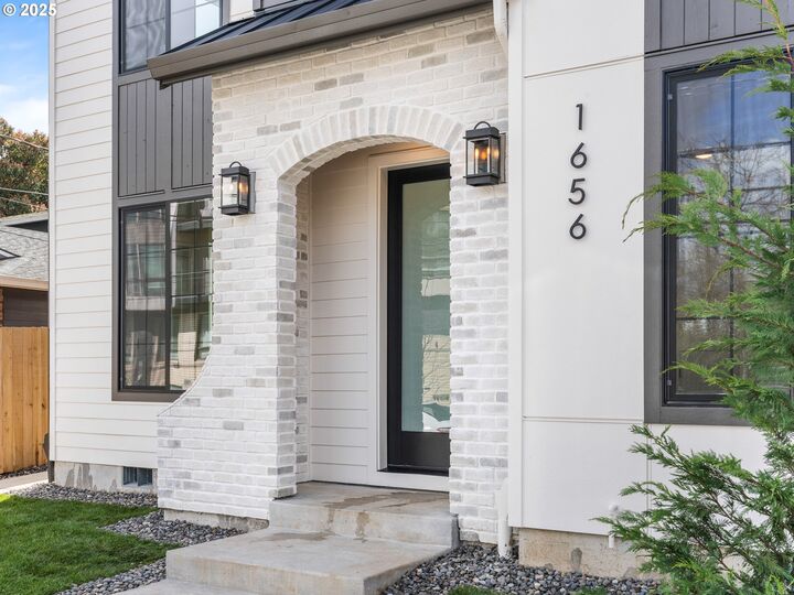 Property Photo:  1656 SE Umatilla St 1  OR 97202 