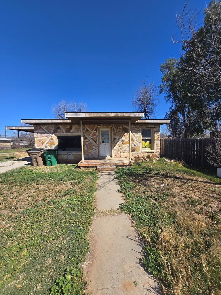 Property Photo: 704 E 19th St TX 76903