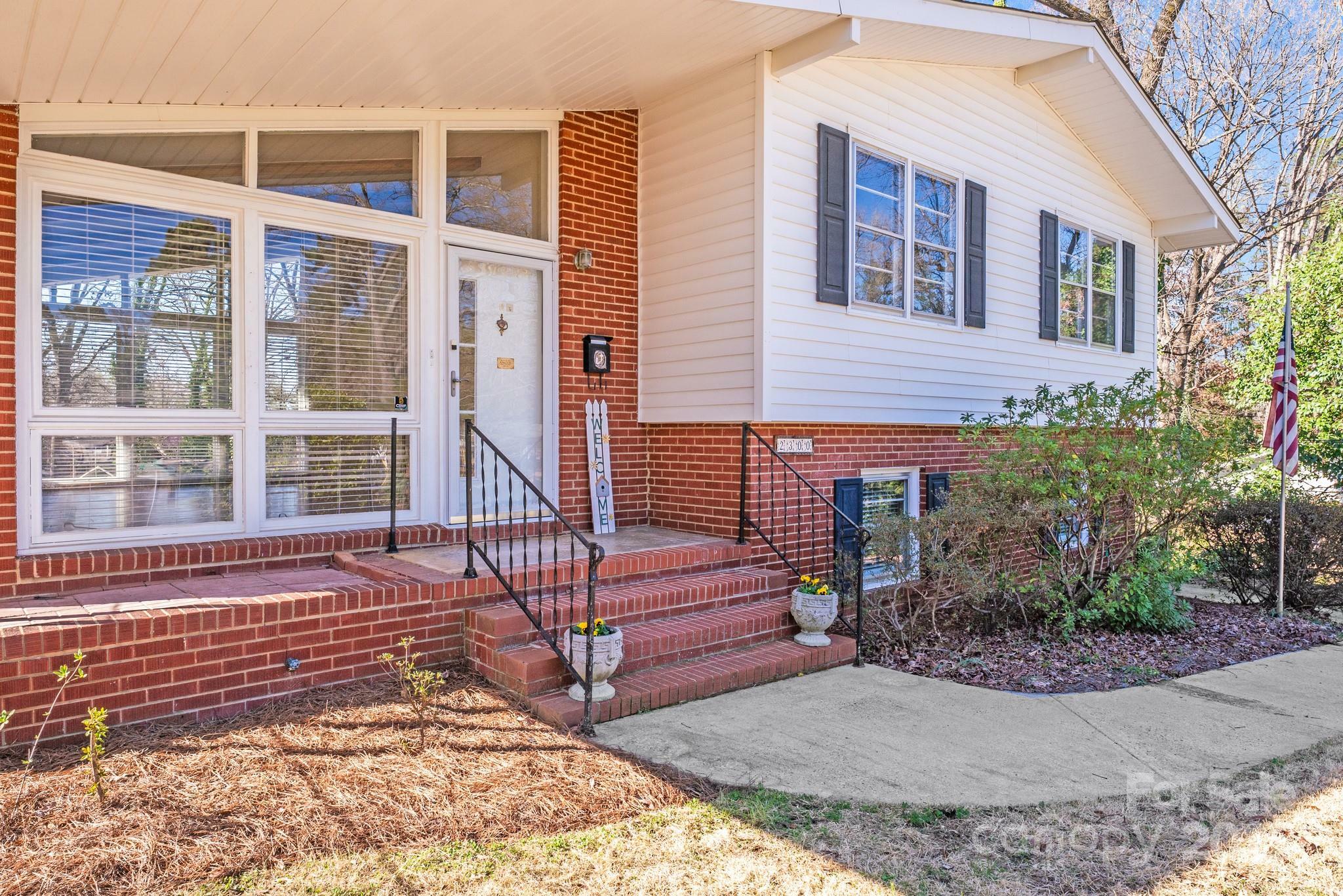 Property Photo: 2300 Highlawn Drive NC 28212