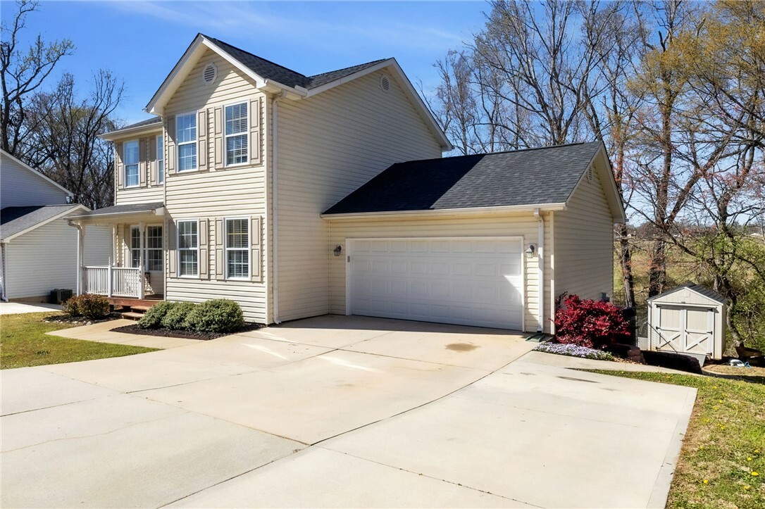 Property Photo: 406 Hunters Lane SC 29625
