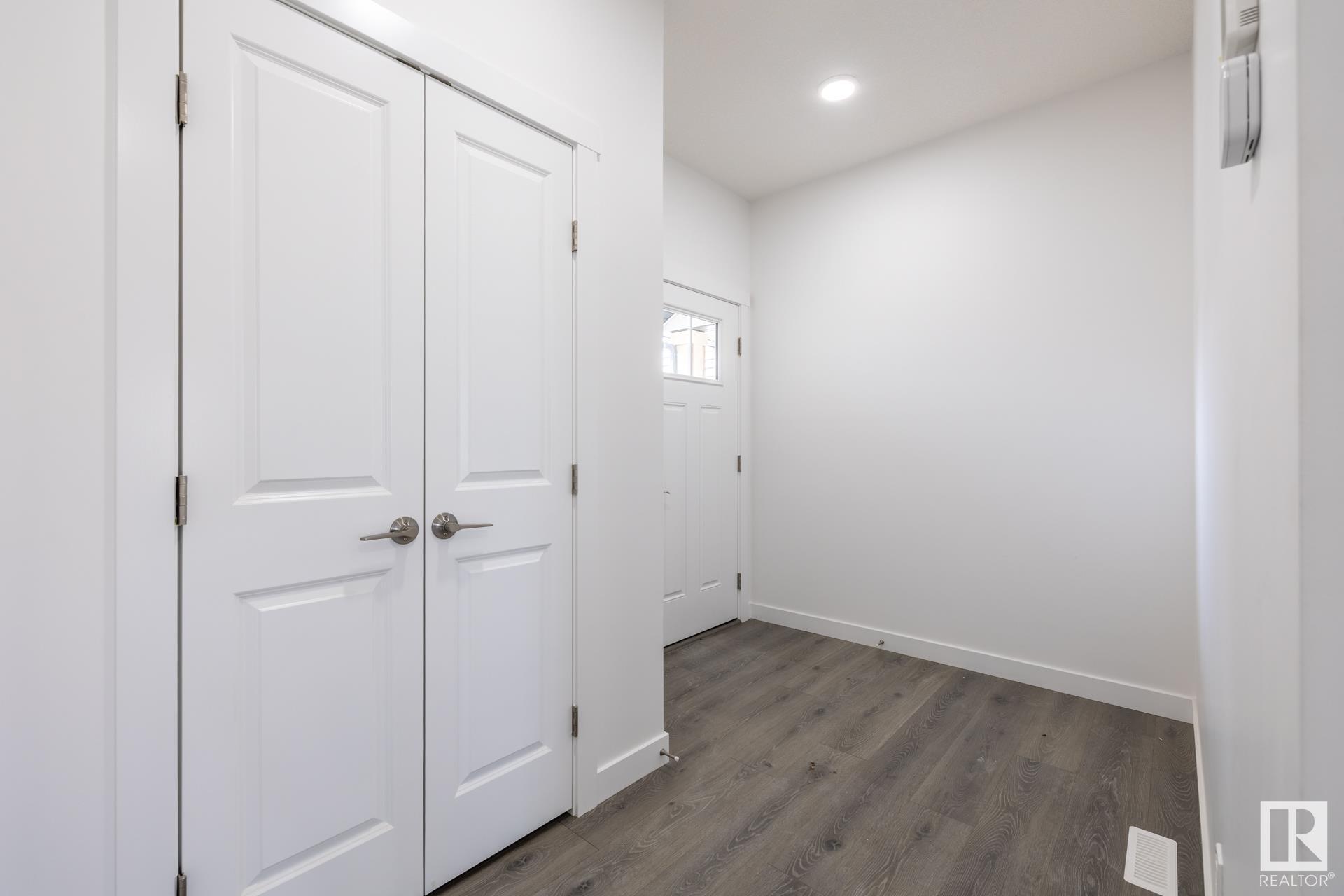 Photo de la propriété:  3715 213 Street NW  AB T6M 3C2 