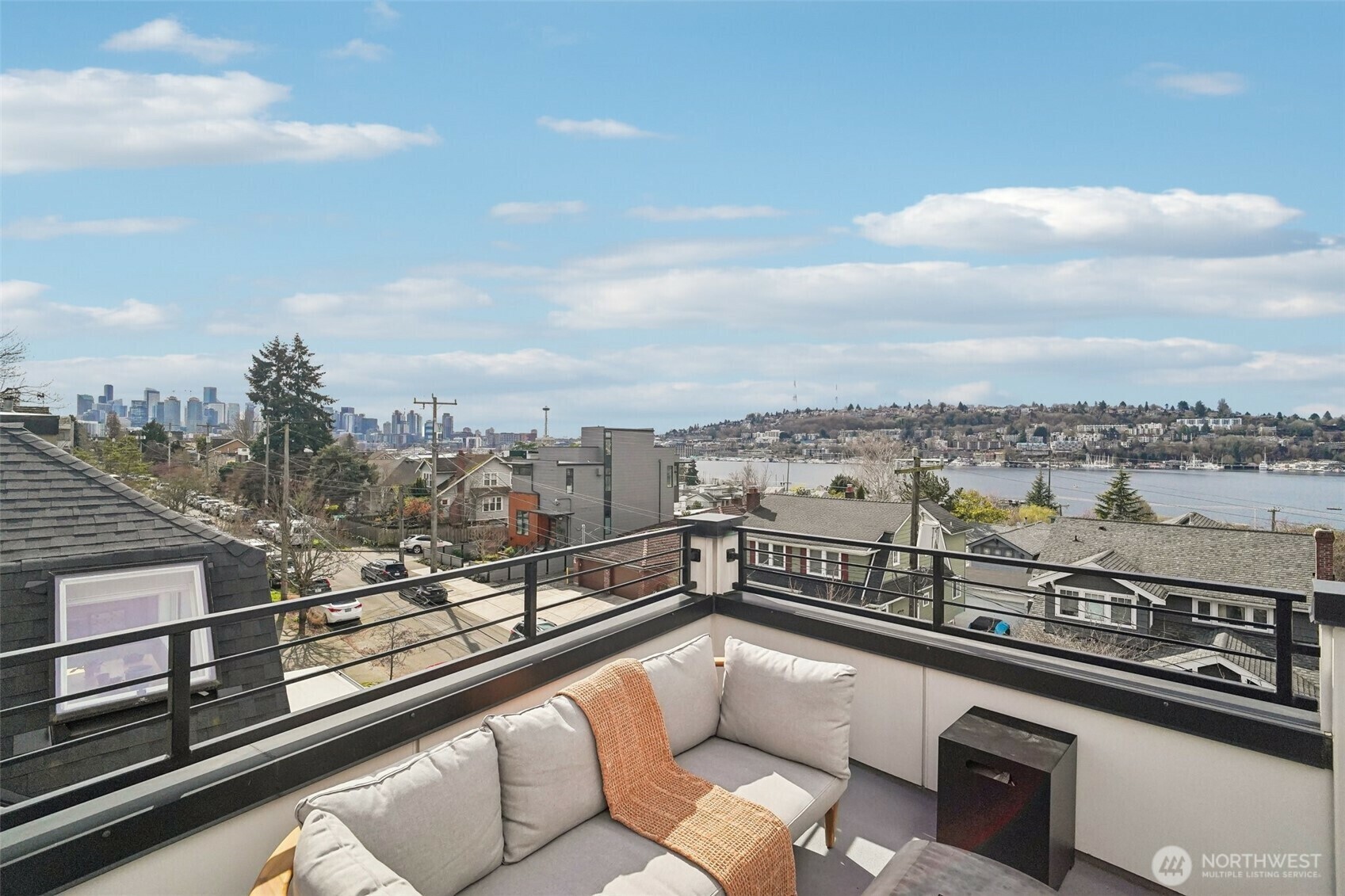 Property Photo: 2514 Yale Avenue E B WA 98102