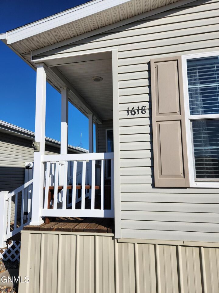 Property Photo:  1618 Hawk Trail SE  ND 58554 