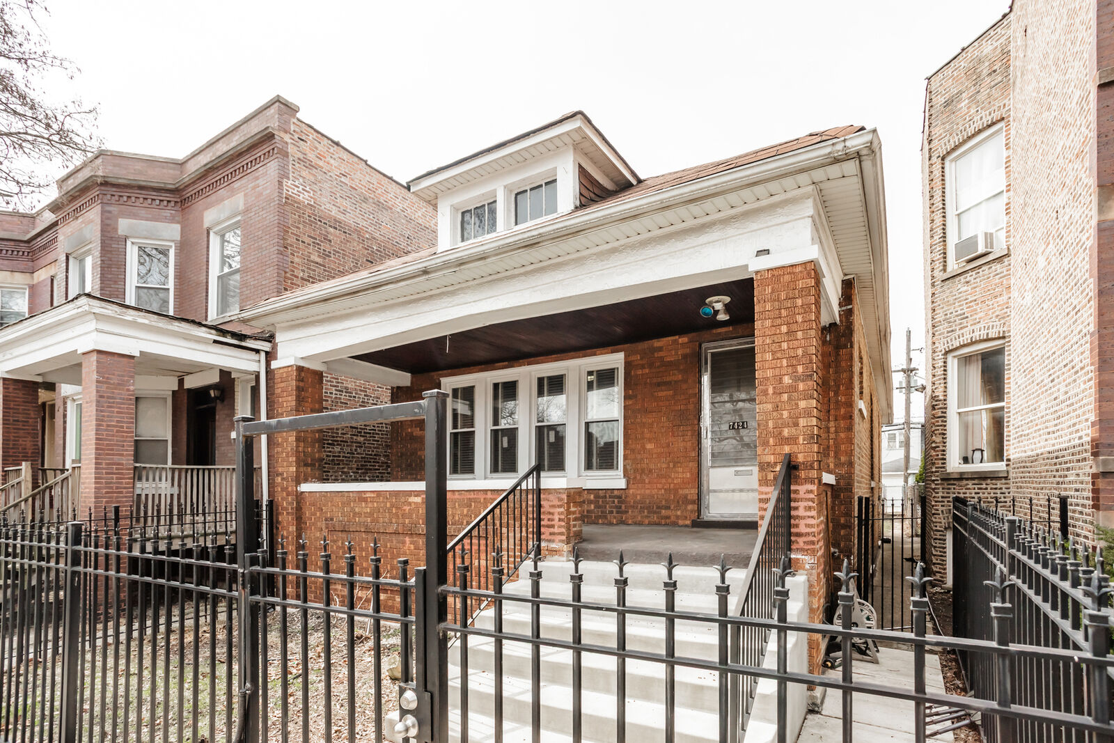 Property Photo: 7424 S Blackstone Avenue IL 60619