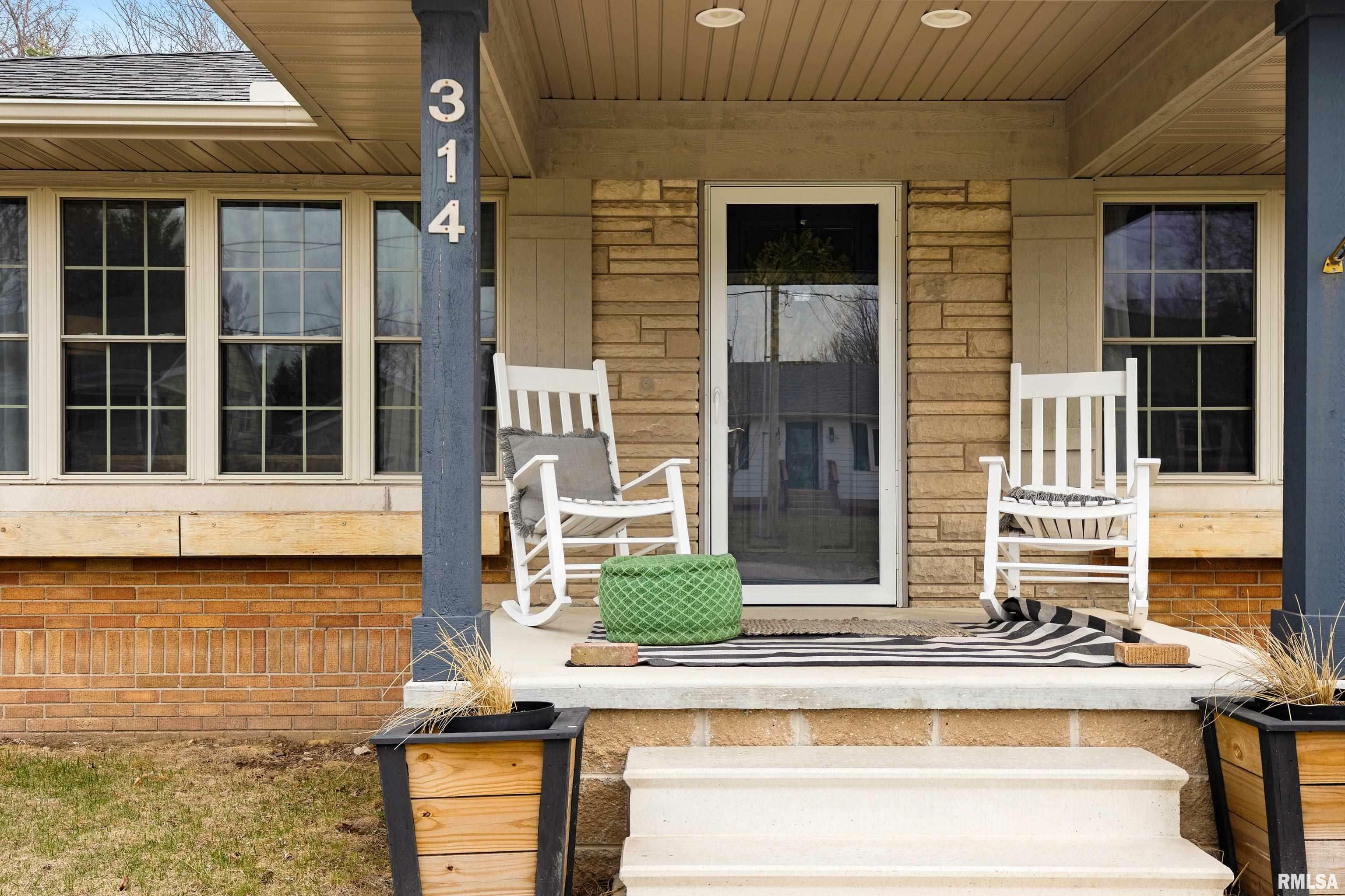 Property Photo:  314 N Lincoln Street  IL 61548 